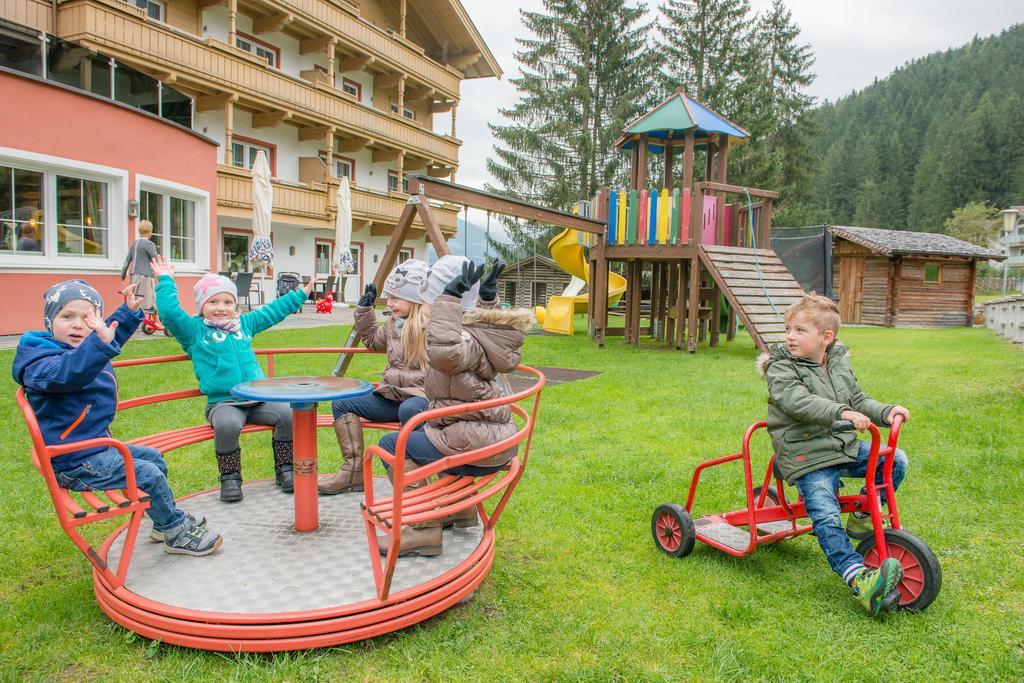 Hotel Grundlhof Bramberg am Wildkogel Eksteriør billede